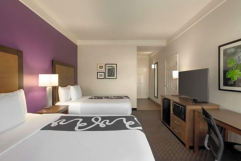 La Quinta Inn & Suites by Wyndham Arlington North Six Flags Drive