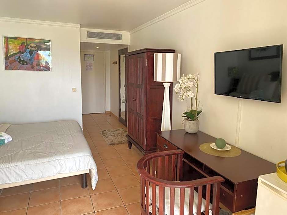 Au beau village studio rez de jardin