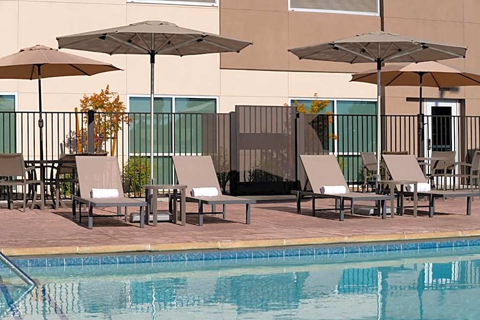 Holiday Inn Express & Suites Fresno Airport By IHG