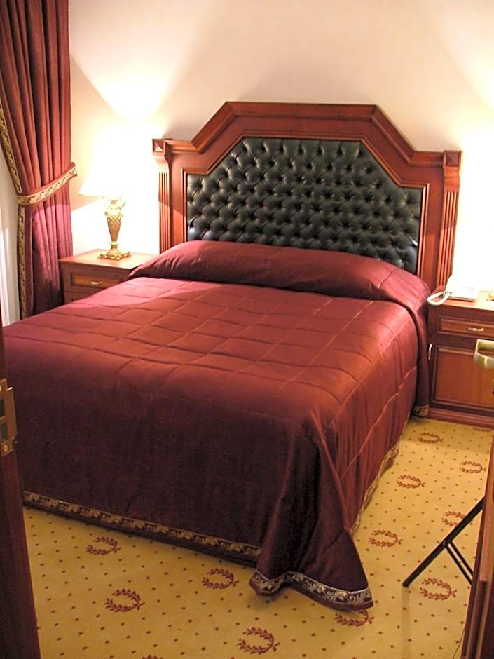 Photo 1 of 6 of Suite