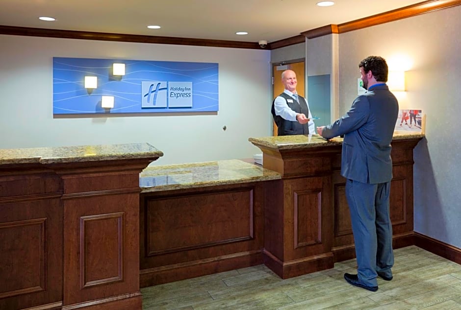 Holiday Inn Express & Suites Bloomington West