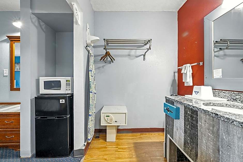 Days Inn & Suites by Wyndham Terre Haute