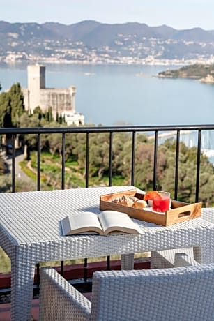 Deluxe Triple Room with Sea View