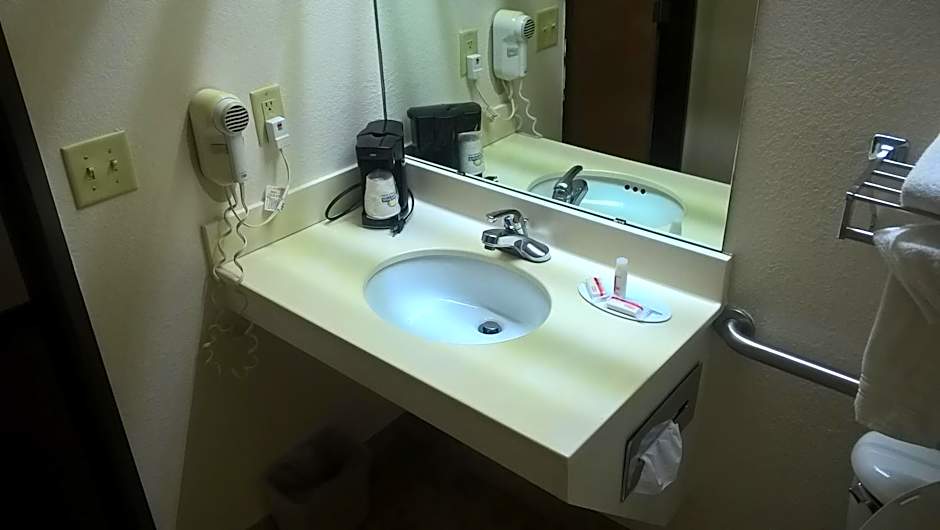 Days Inn & Suites by Wyndham Hutchinson