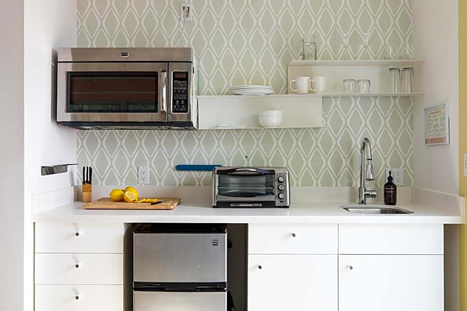 The Wesley by AvantStay Mid-Century Modern Oasis with Pool