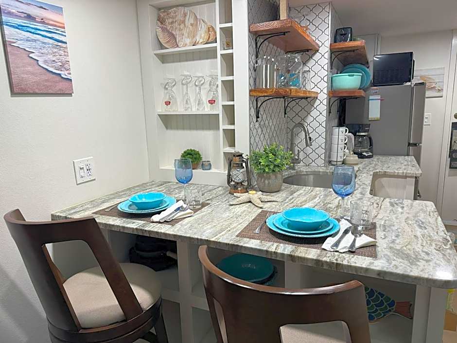 Luxury Beachfront Studio - Private Balcony with Ocean View - Heated Pool - Hot Tub - Tiki Bar - Sauna