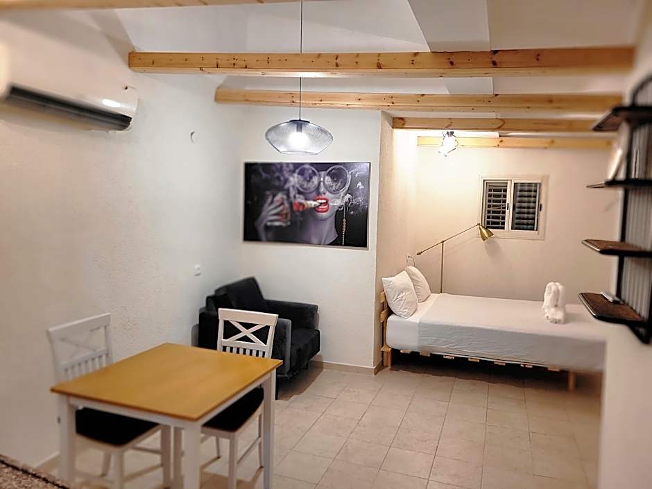 Maya Guest House - German Colony and Bahai Gardens