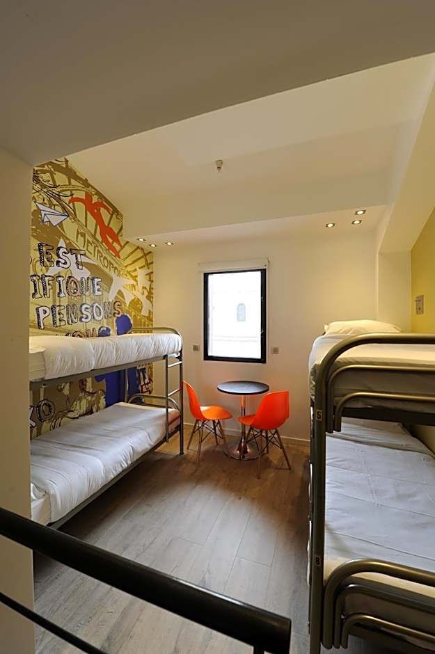 The 3 Ducks Eiffel Tower by Hiphophostels