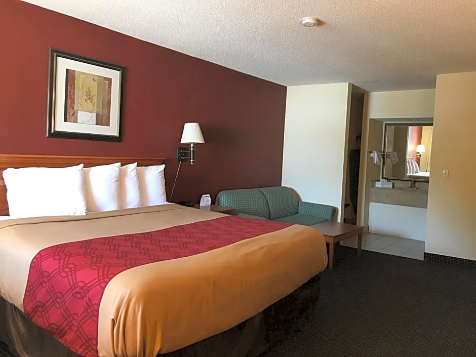 Red Carpet Inn Norwalk