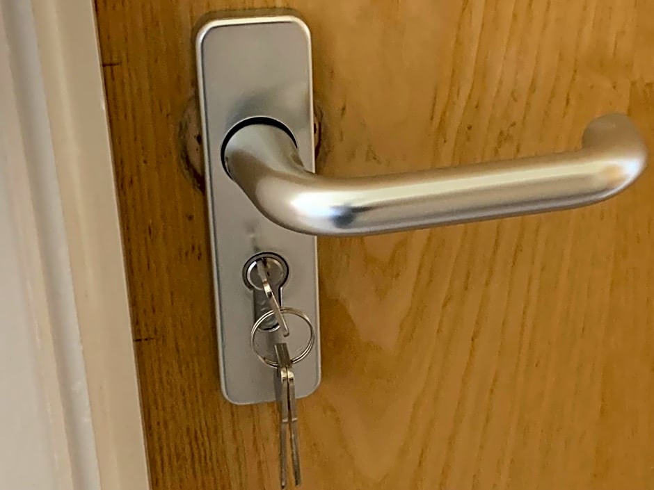 Private Rooms In A Cheerful 4-Bedroom Town House