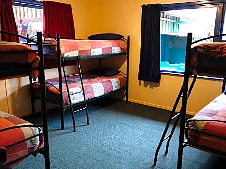 Bed in 6-Bed Mixed Dormitory Room with Shared Bathroom