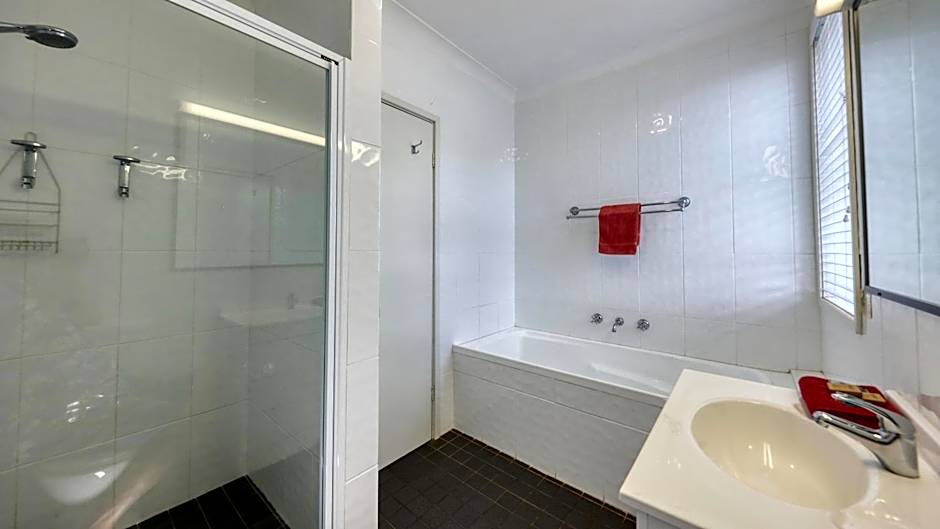 Hamilton Henry Parkes Motor Inn