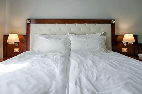 Premium Suite (2 Adults + 3 Children)