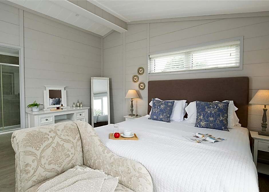 Cherry Bird Lodge Escape