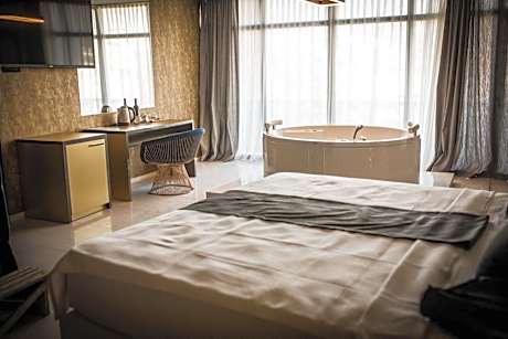 Deluxe Suite with Spa Bath