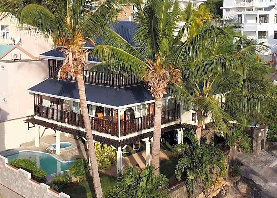 Villa Aglaia mit Pool, Garten und Palmen