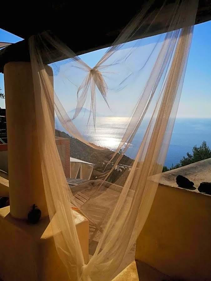 Alicudi Giardino dei Carrubi- al gradino 365