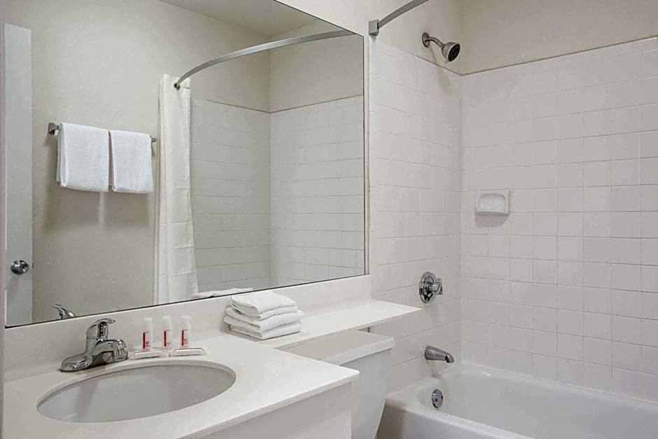 Super 8 by Wyndham Lavonia