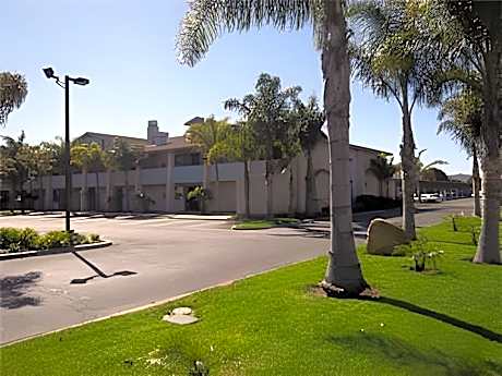 O'Cairns Inn and Suites