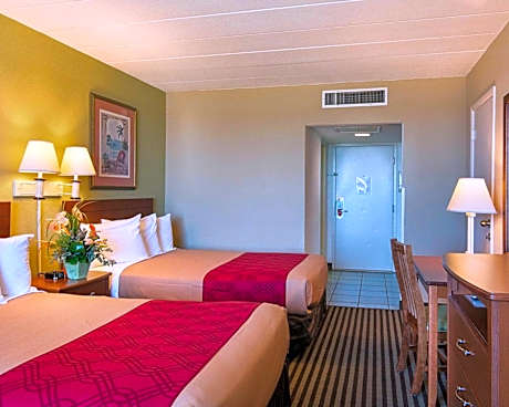 Two double beds - Ocean Front - Private Balcony