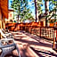 The Cuddle Inn - True feeling of a great cabin! Beautiful and homey! Walking distance to the lake!