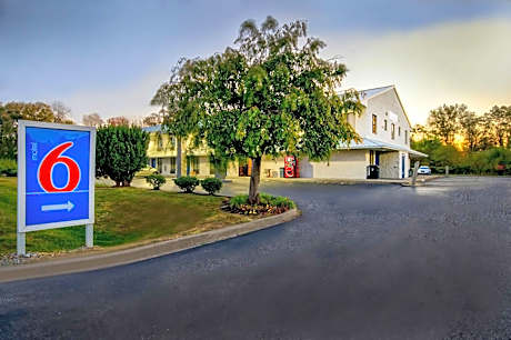 Motel 6 Jeffersonville, IN