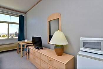 Econo Lodge Inn & Suites