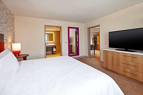 1King Mobility/Hearing Access Tub Suite