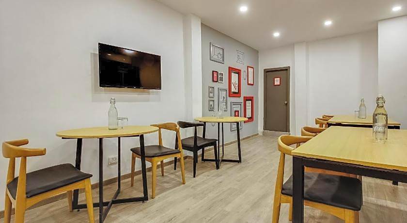 Super Townhouse 359 Begumpet Near Hyderabad Central