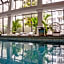 Queen'S Court Hotel & Residence