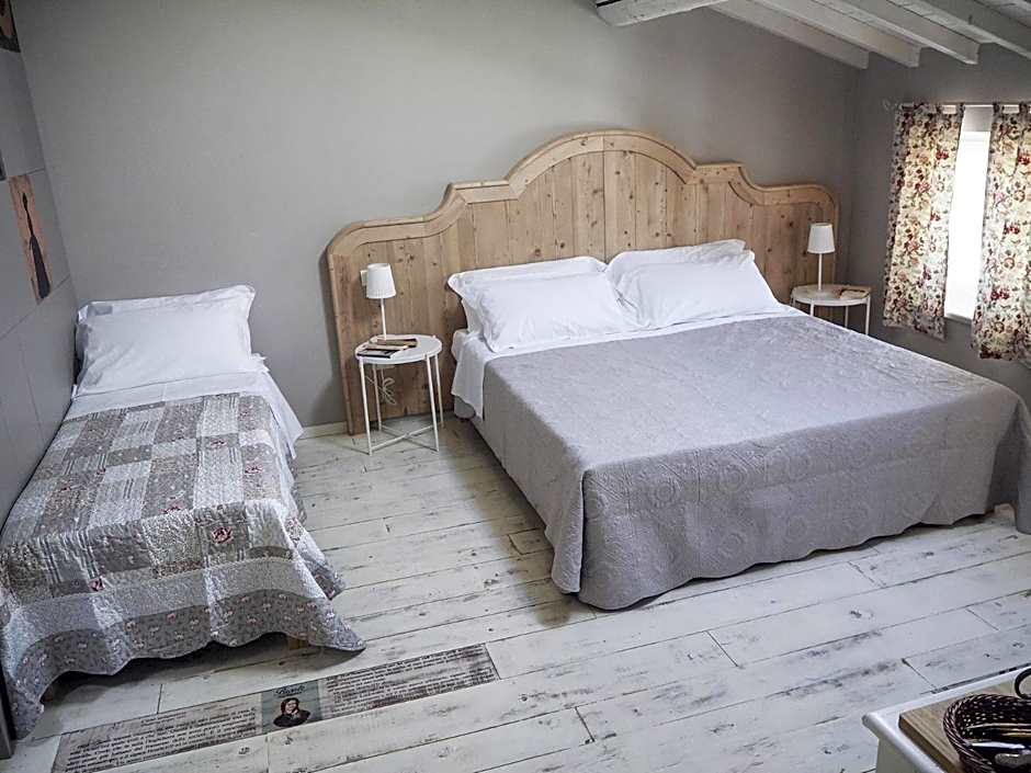 Foto 1 di 15 di Triple Room with Private Bathroom