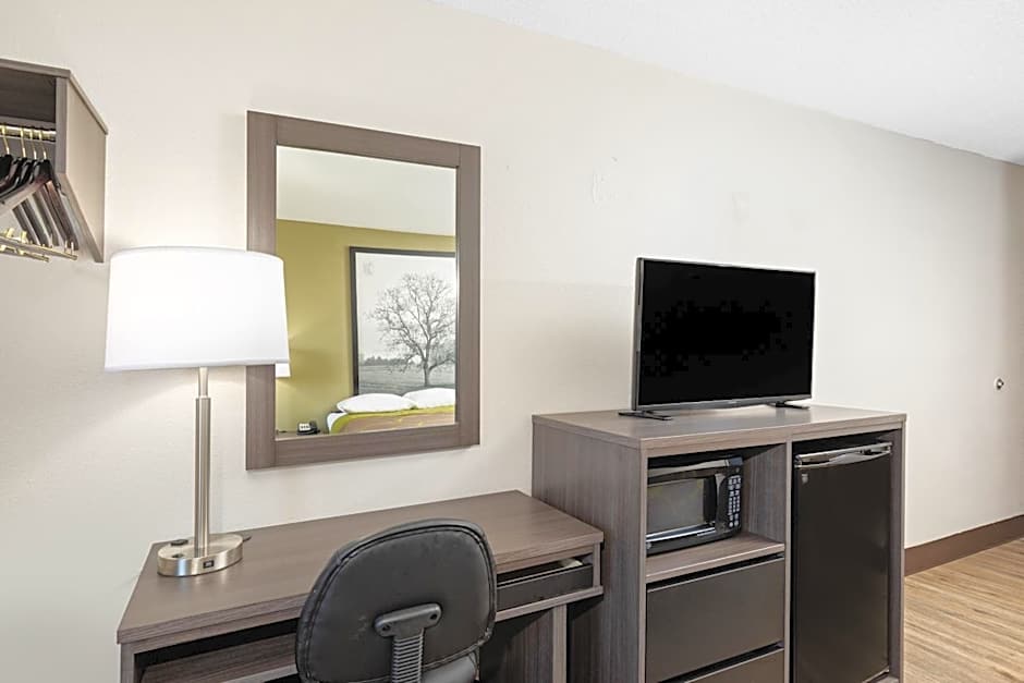 Super 8 by Wyndham Johnson City