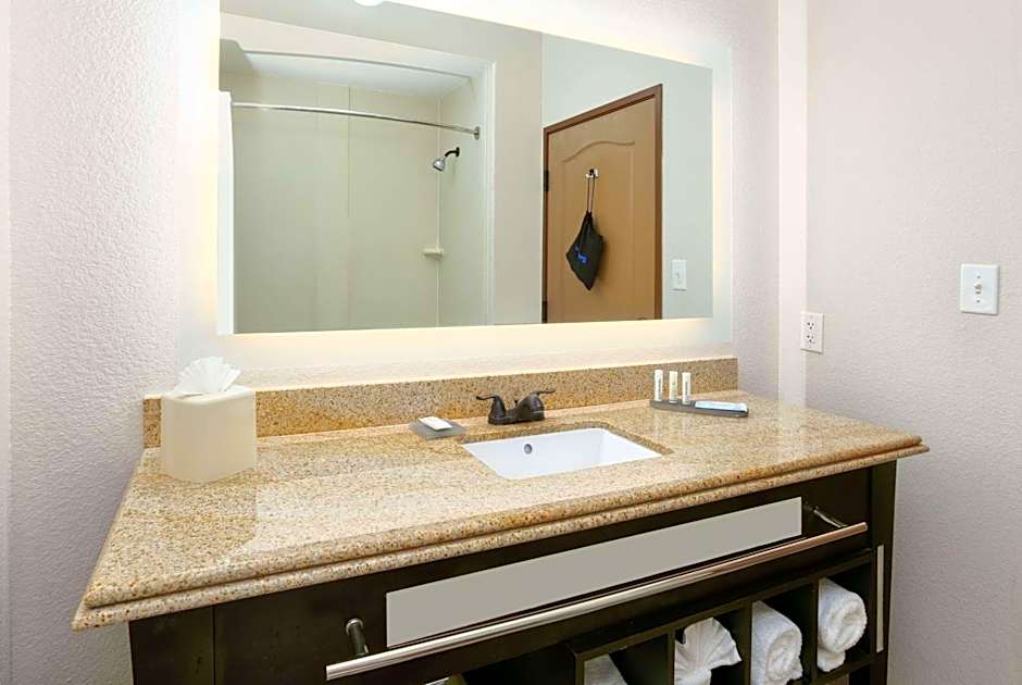 La Quinta Inn & Suites by Wyndham Dallas Grand Prairie South