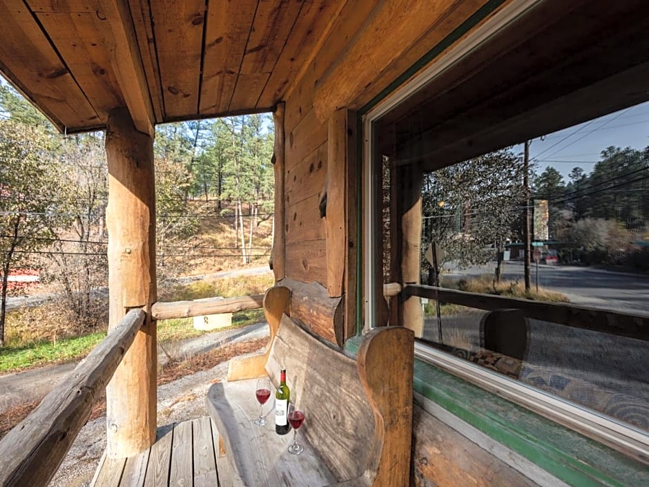 Dancing Bear, 2 Bedrooms, Front Porch, Midtown, Sleeps 6