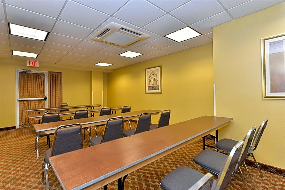 Best Western Plus Crossroads Inn & Suites