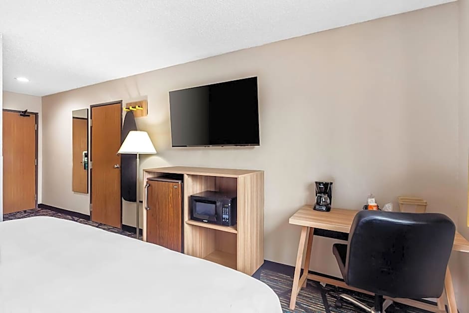 Quality Inn & Suites Howe - Sturgis