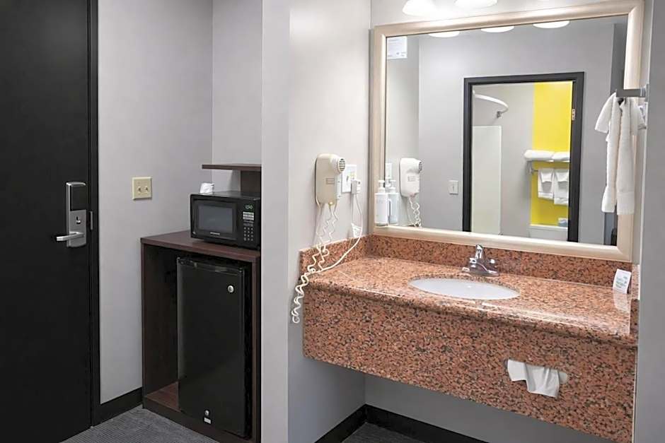 Super 8 by Wyndham Salina I-70