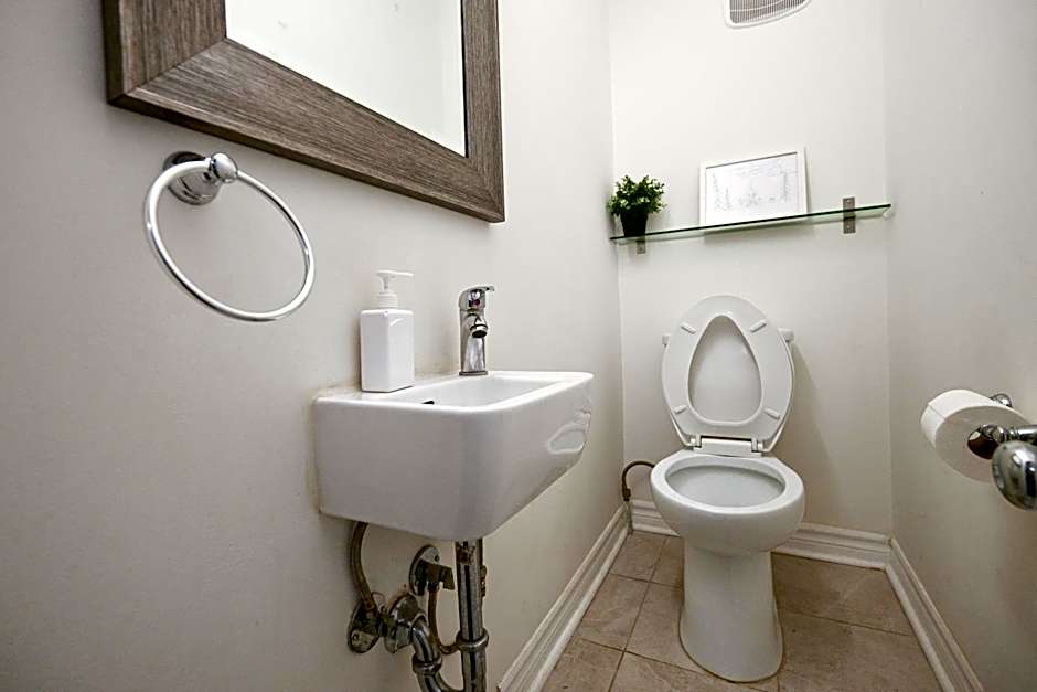 Bright and Quiet Bedroom near Subway, Koreatown and UofT