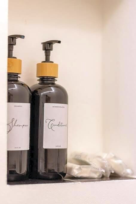 L102 New studio apt 1Bdrm 1bath AC Rooftop