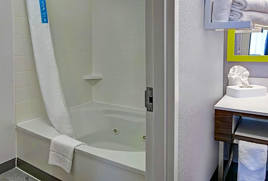 Hampton Inn & Suites Augusta West