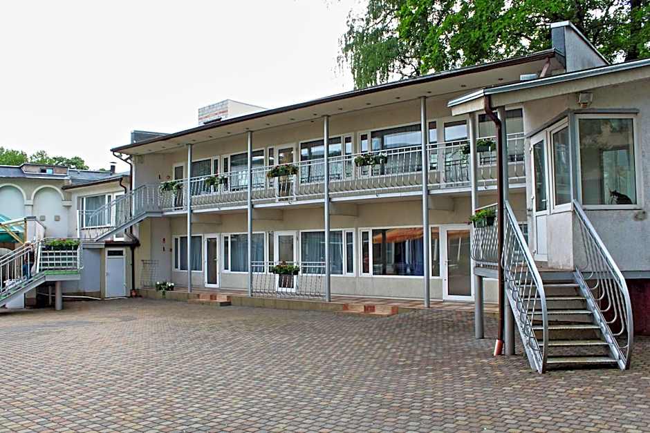 NB hotel with free parking