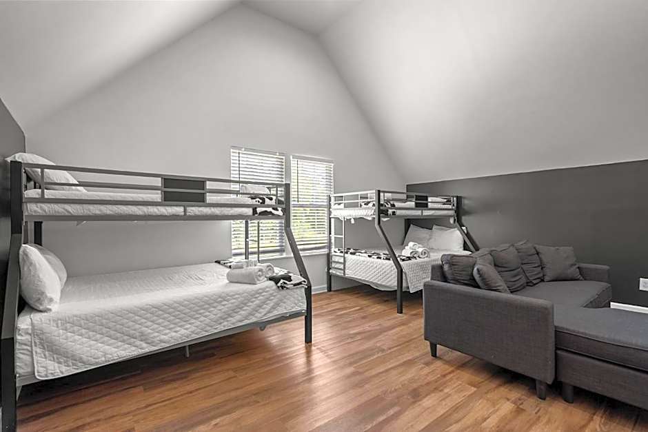 Grandma's Farm on 6 acres with Lighted Barn and River Access