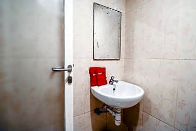 Reddoorz Plus near Makassar Town Square