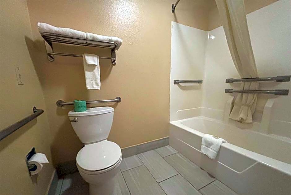 Super 8 by Wyndham Paris IL
