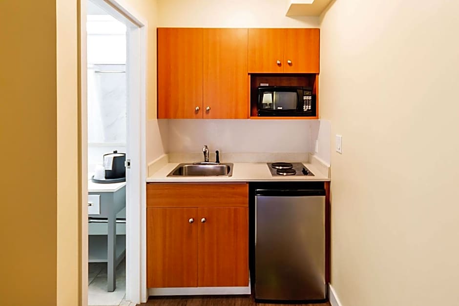 Econo Lodge Inn & Suites University