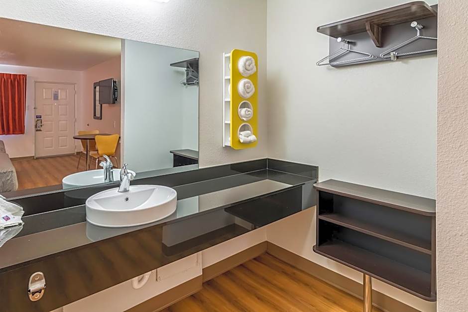 Motel 6-Arlington, TX - UTA