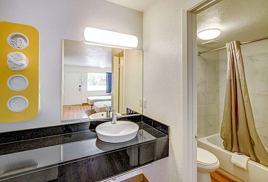 Motel 6 Waco - Lacy Lakeview