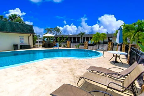 Spinnaker Inn of Naples