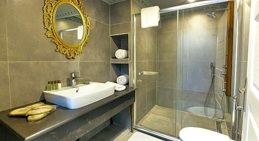 Real King Suite Hotel