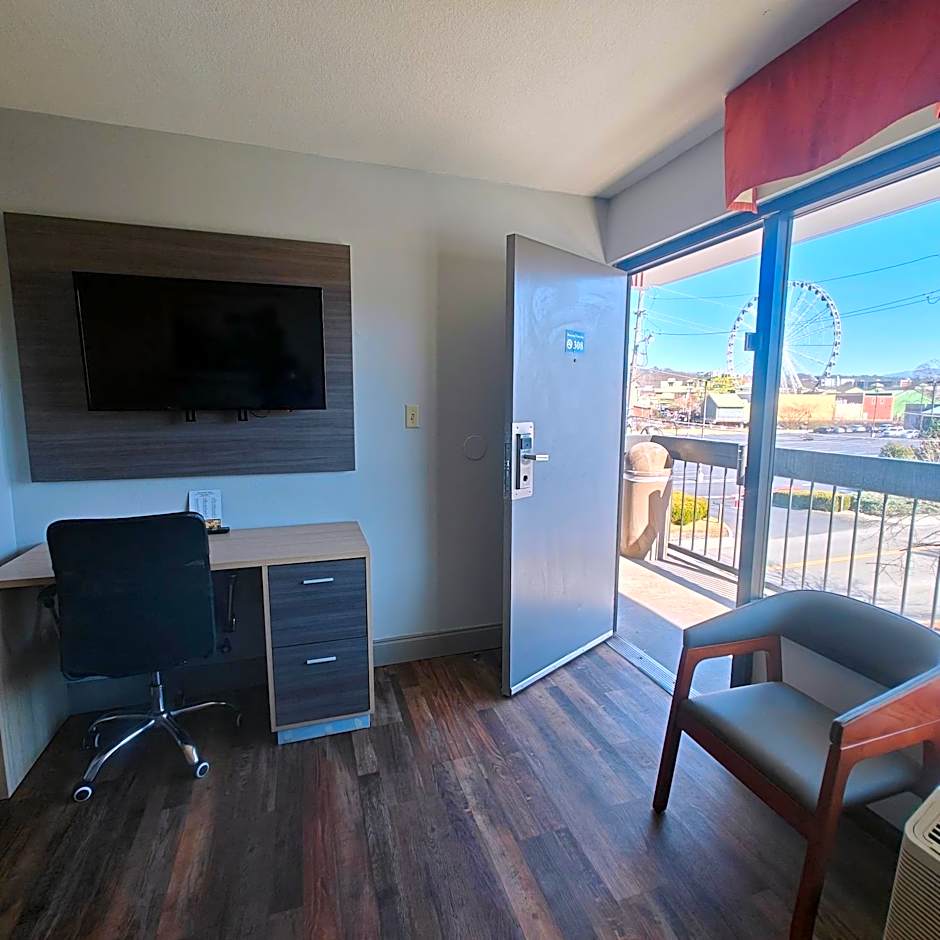 Mountain Vista Inn & Suites - Walking Distance to the Island